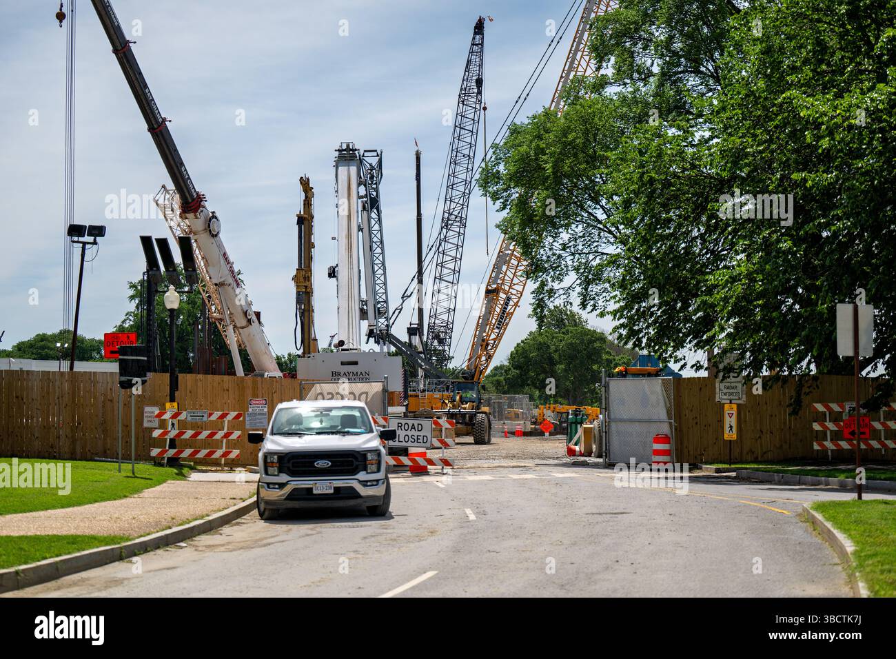 WASHINGTON DC - l'area di sosta per il Tidal Basin Seawall Reconstruction Project si trova nel West Potomac Park. Quest'area funge da polo logistico per il progetto, ospita attrezzature per l'edilizia, materiali e sforzi di coordinamento necessari per il restauro e il rafforzamento completo della banchina del bacino delle maree. Il progetto mira ad affrontare le sfide dell'erosione e delle inondazioni, preservando al contempo il paesaggio storico. Foto Stock