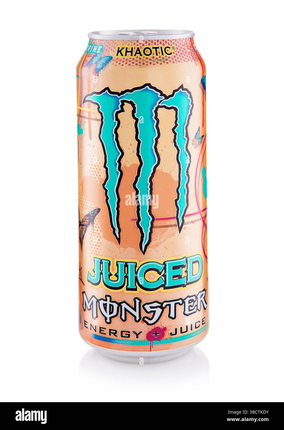 LONDRA, Regno Unito - 01 MARZO 2025: Bevanda analcolica energetica Monster Khaotic Juiced su bianco. Foto Stock