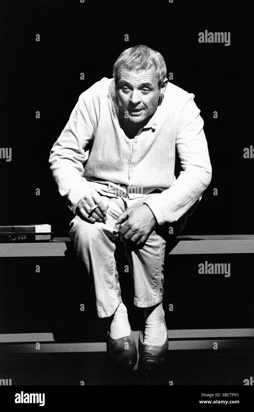 Anthony Hopkins (Rene Gallimard) in M. BUTTERFLY di David Henry Hwang al Shaftesbury Theatre, Londra WC1 20/04/1989 musica: Giacomo Puccini & Lucia Hwong design: Eiko Ishioka illuminazione: Andy Phillips regista: John Dexter Foto Stock
