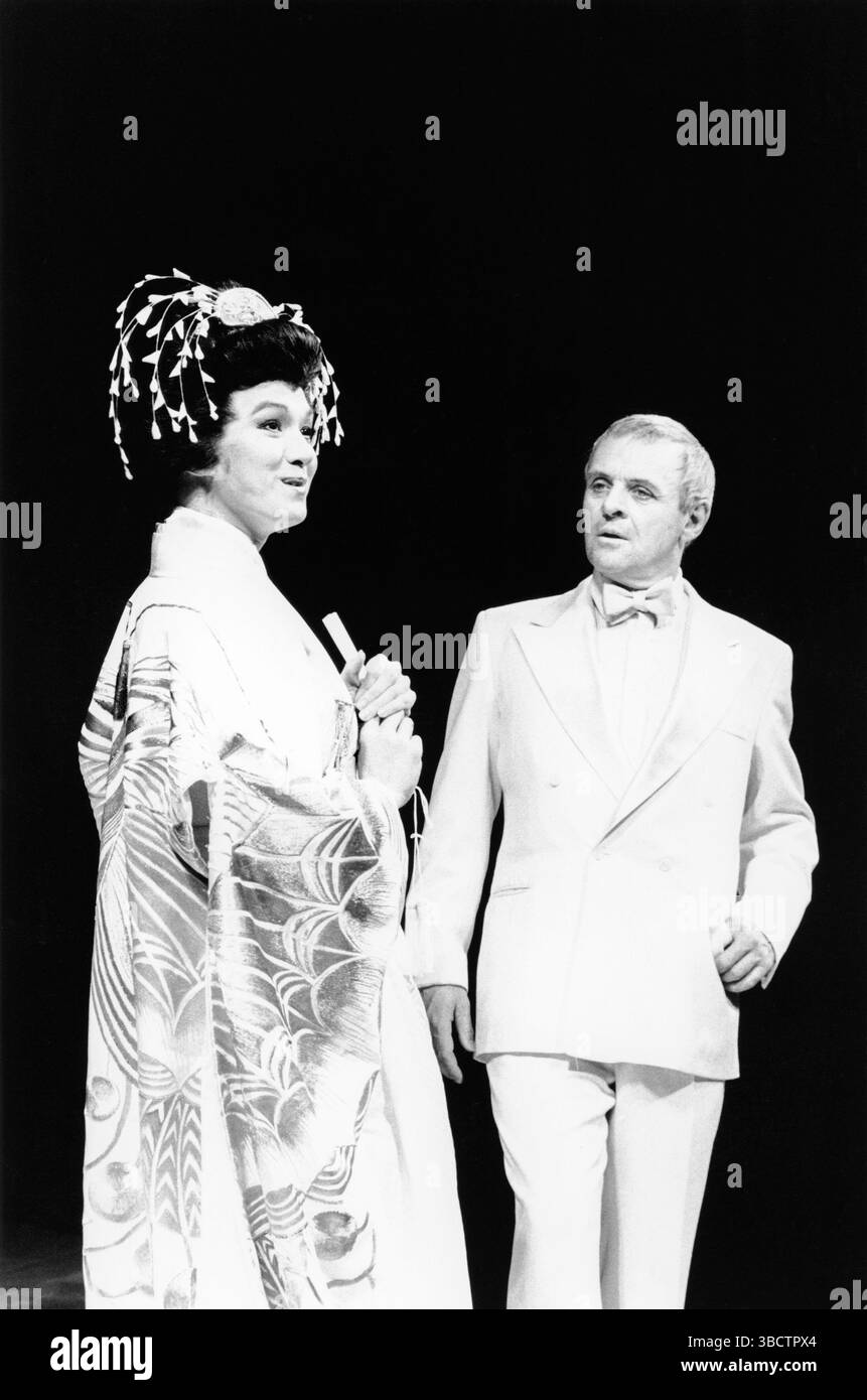 G. G. Goei (Song Liling), Anthony Hopkins (Rene Gallimard) in M. BUTTERFLY di David Henry Hwang allo Shaftesbury Theatre, Londra WC1 20/04/1989 musica: Giacomo Puccini & Lucia Hwong design: Eiko Ishioka illuminazione: Andy Phillips regista: John Dexter Foto Stock