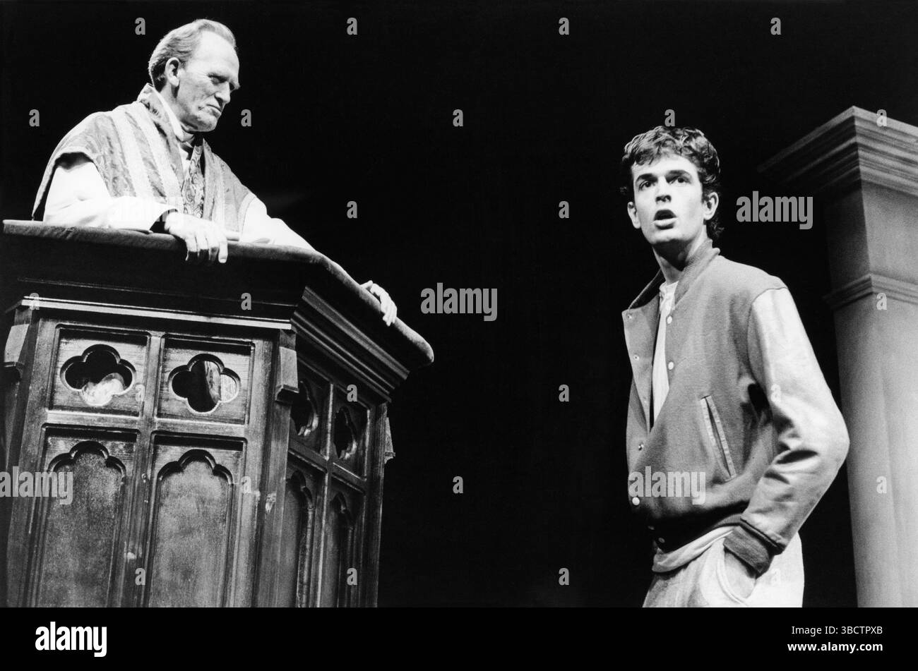 l-r: Gordon Jackson (padre Tim Farley), Rupert Everett (Mark Dolson) in APPELLO DI MASSA DI Bill C. Davis al Lyric Theatre Hammersmith, Londra W6 27/09/1982 design: David Gropman illuminazione: Dave Horn regista: Geraldine Fitzgerald Foto Stock
