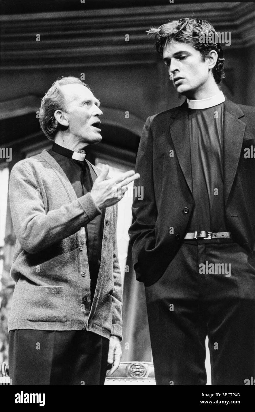 l-r: Gordon Jackson (padre Tim Farley), Rupert Everett (Mark Dolson) in APPELLO DI MASSA DI Bill C. Davis al Lyric Theatre Hammersmith, Londra W6 27/09/1982 design: David Gropman illuminazione: Dave Horn regista: Geraldine Fitzgerald Foto Stock