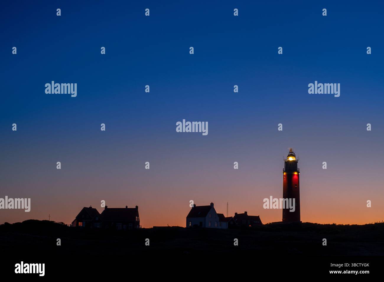 Faro di Eierland vicino a De Cocksdorp al crepuscolo sull'isola di Texel nel Mare di Wadden, Isole Frisone occidentali, Olanda settentrionale, Paesi Bassi Foto Stock