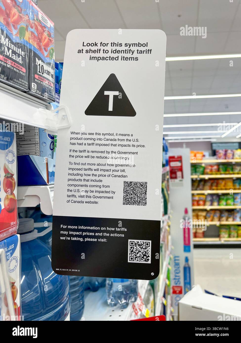 East Gwillimbury, Ontario, Canada - 20 maggio 2025: Un cartello su uno scaffale del negozio Shoppers Drug Mart che spiega il simbolo T per quanto riguarda la tariffa interessata Foto Stock