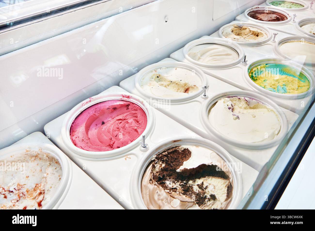 Assortimento di gelati in vassoi Foto Stock