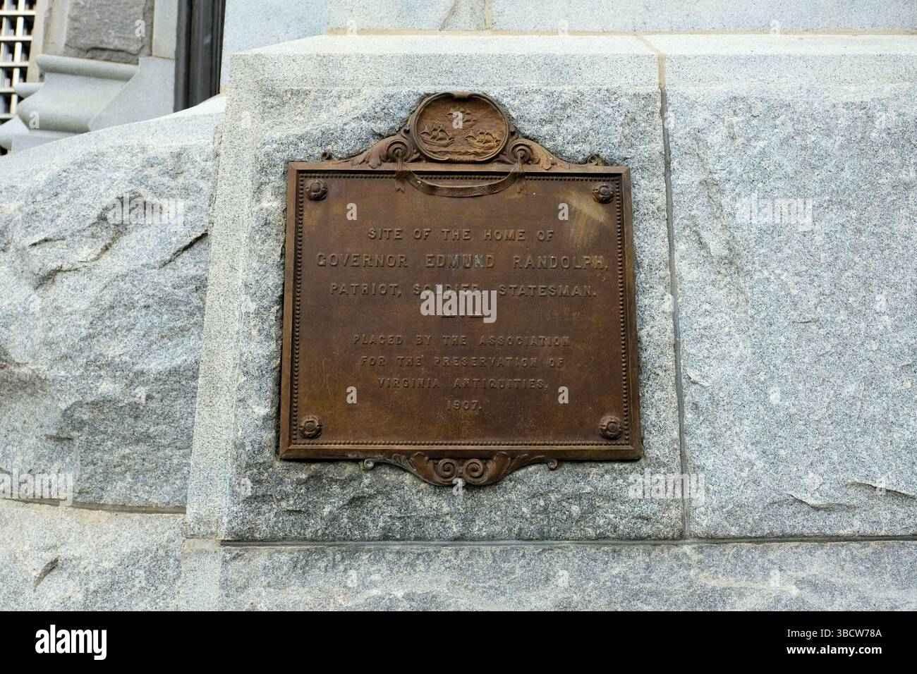 Marcatore sull'edificio Old City Hall a Richmond, Virginia; ex casa di Edmund Randolph; padre fondatore degli Stati Uniti e governatore dello stato. Foto Stock