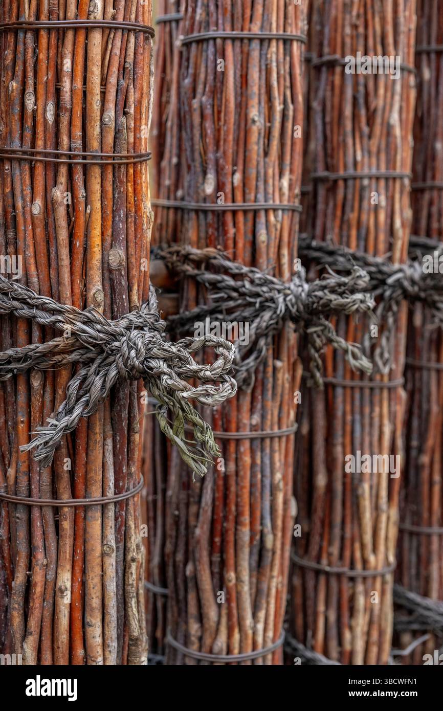 Recinzione giapponese fatta con fasci di ramoscelli legati, Kyoto, Giappone Foto Stock