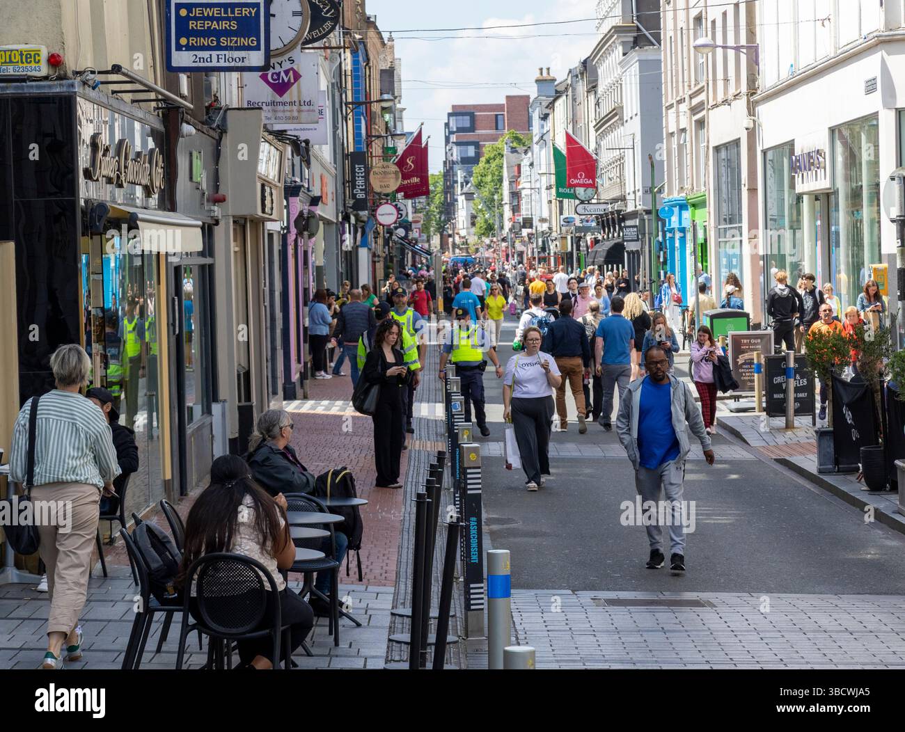 Oliver Plunkett Street, città di Cork piena di negozi Foto Stock Oliver Plunkett Street, città di Cork piena di negozi Foto Stock