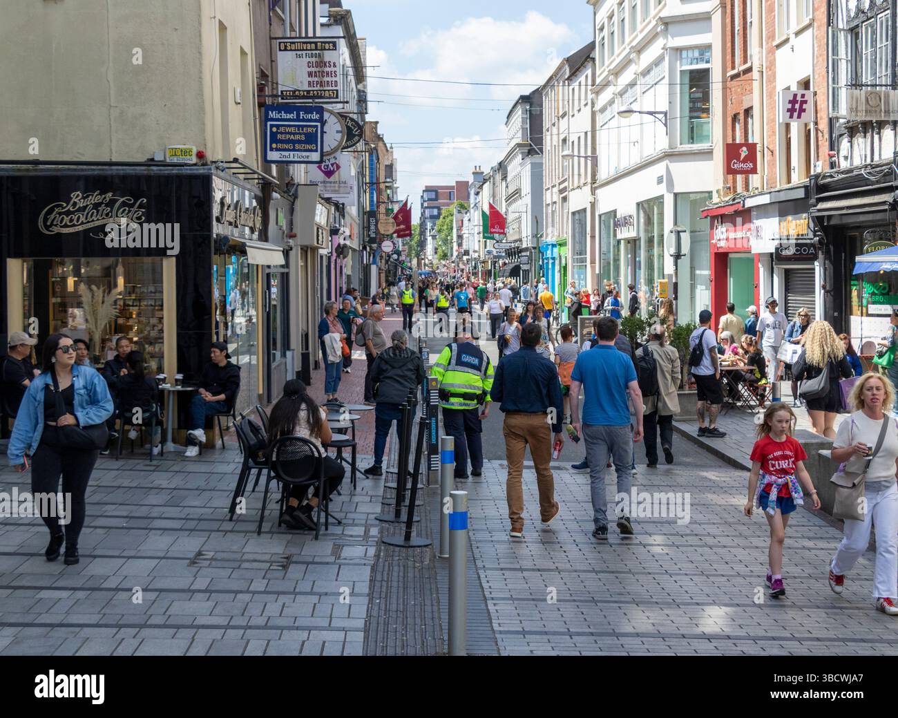 Oliver Plunkett Street, città di Cork piena di negozi Foto Stock Oliver Plunkett Street, città di Cork piena di negozi Foto Stock