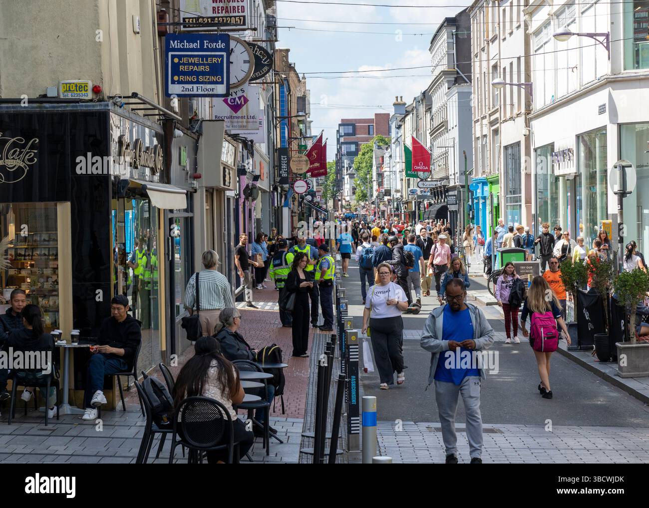 Oliver Plunkett Street, città di Cork piena di negozi Foto Stock Oliver Plunkett Street, città di Cork piena di negozi Foto Stock
