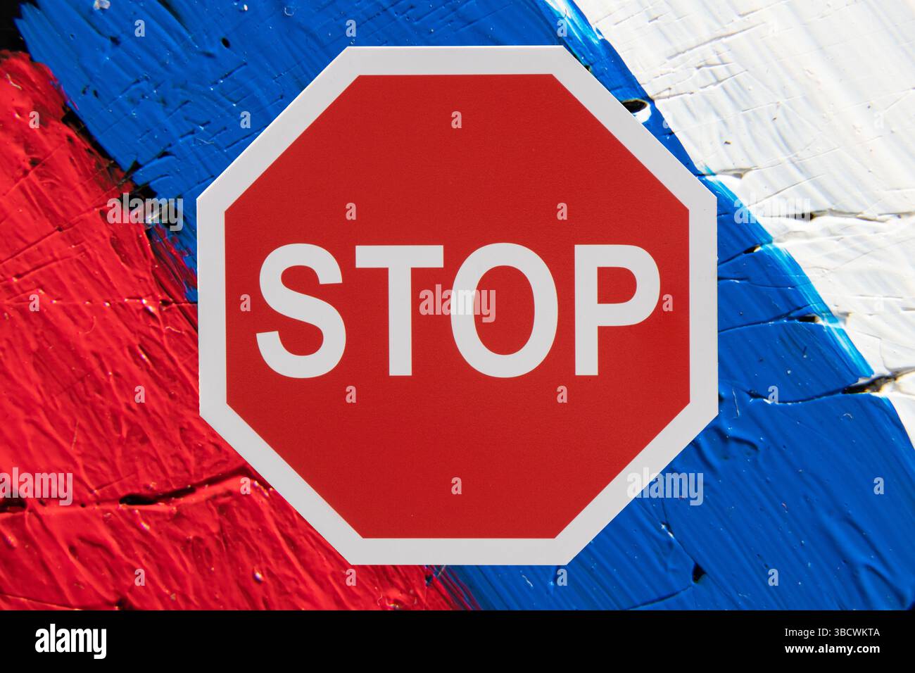 Bandiera russa dipinta con pitture e segnale di stop, fermare l'aggressione Foto Stock