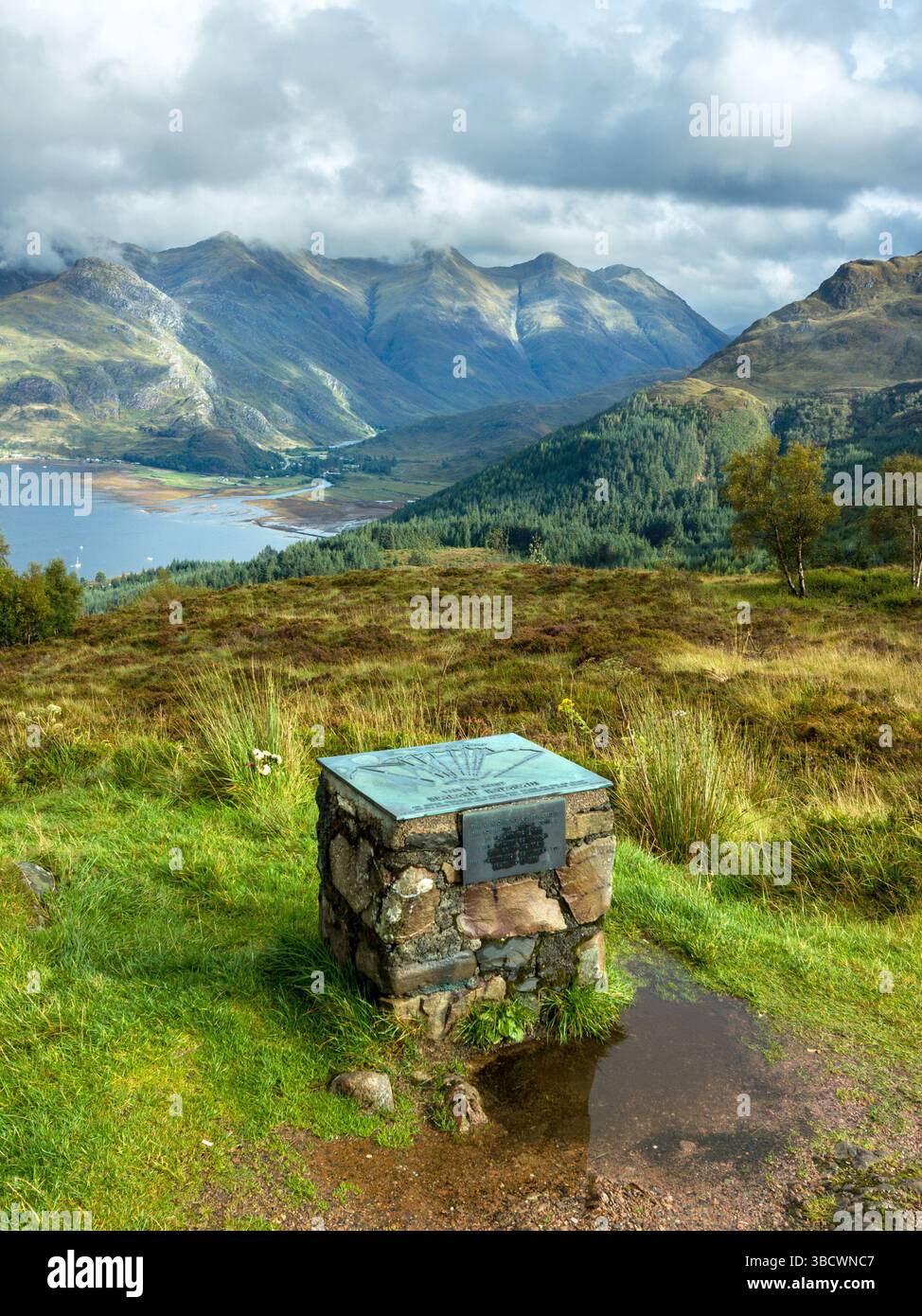 Toposcope, Loch Duich e Five Sisters of Kintail Mountains visti dal punto panoramico Bealach Ratagain / Ratagan Pass, Glen Shiel, Scozia, Regno Unito Foto Stock