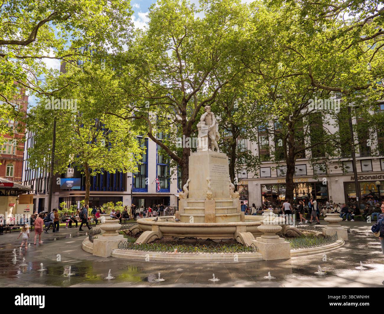 Statua di William Shakespeare nei Leicester Square Gardens, Westminster, Londra, Regno Unito Foto Stock