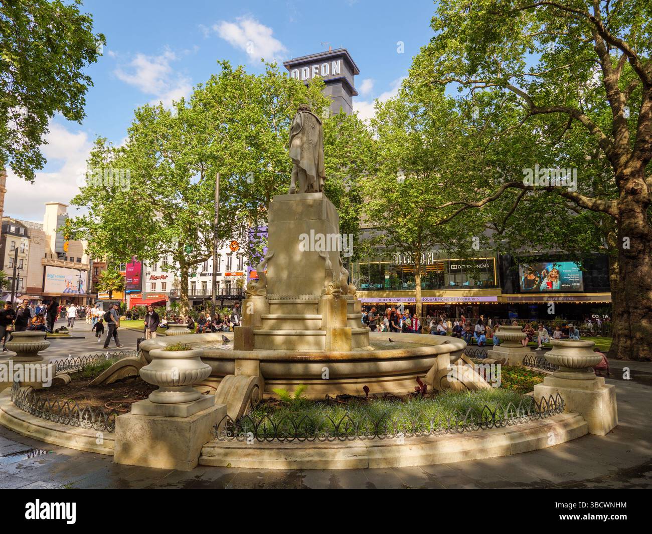 Statua di William Shakespeare nei Leicester Square Gardens, Westminster, Londra, Regno Unito Foto Stock