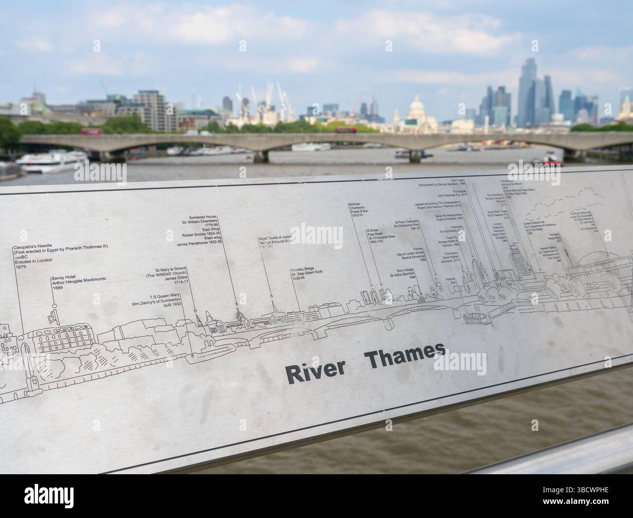 Segni di edifici e monumenti visti dal Golden Jubilee Bridge sul Tamigi, Londra, Regno Unito Foto Stock
