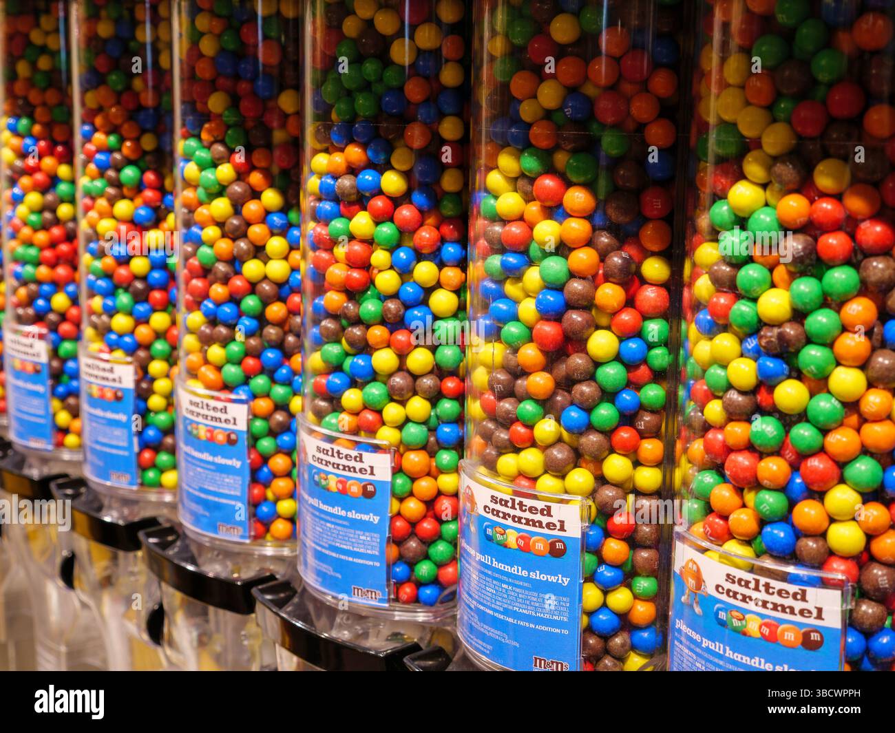 M&M's Sweets nel loro negozio a Leicester Square, Londra, Regno Unito Foto Stock