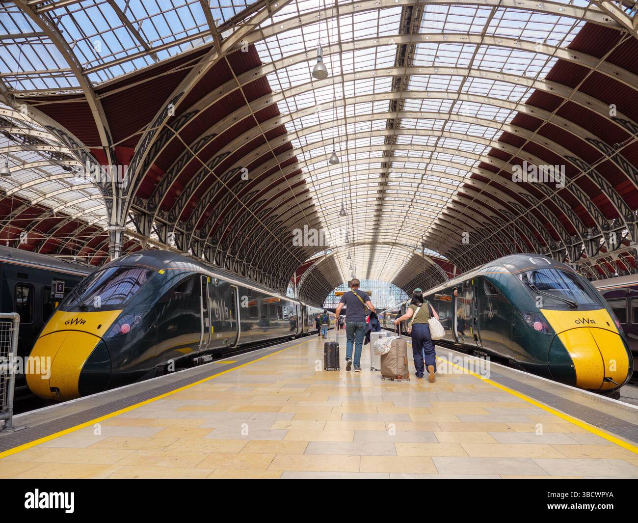 Persone che salgono a bordo dei treni GWR sulla piattaforma di Paddington Station, Londra, Regno Unito Foto Stock