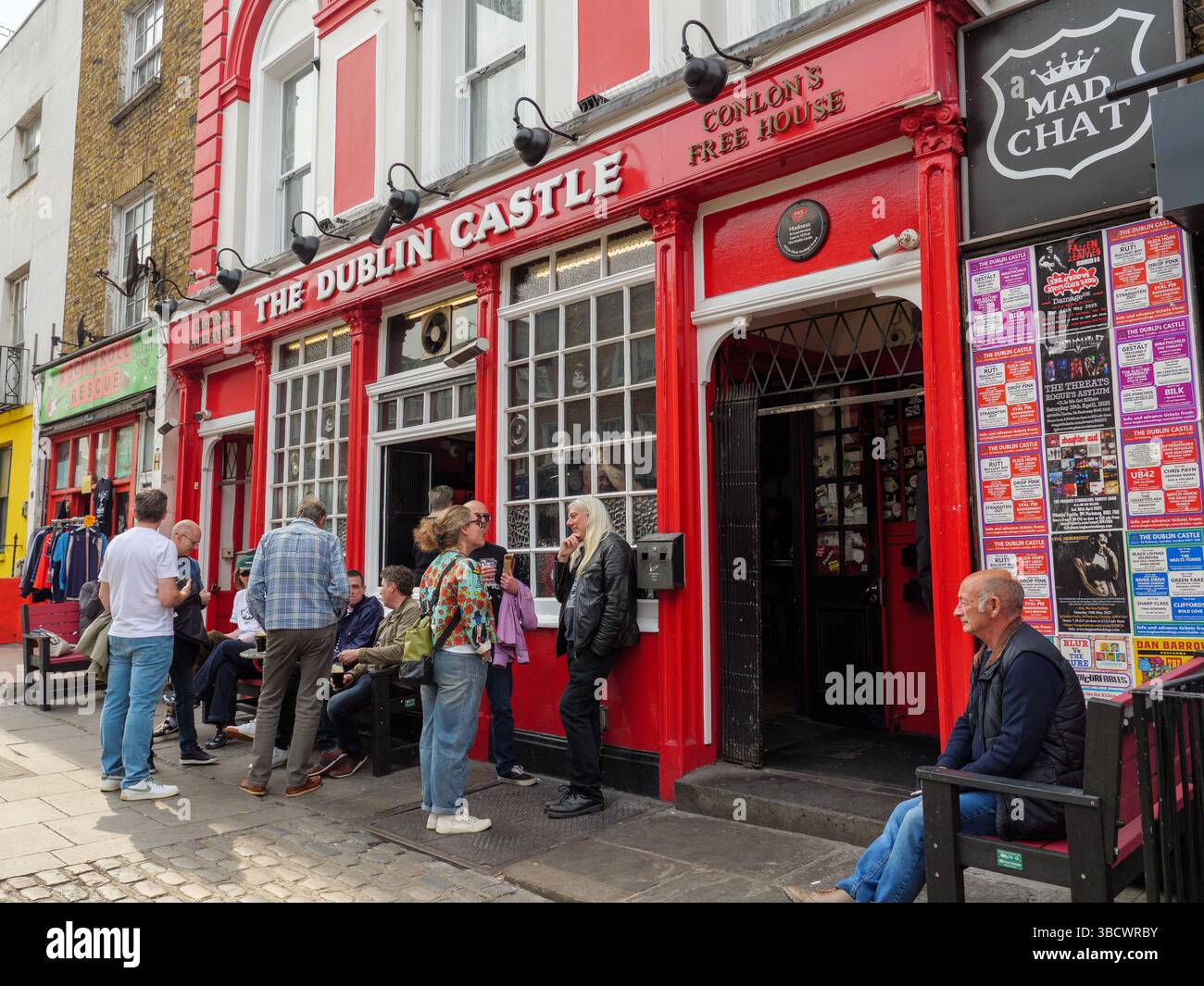 Persone che bevono fuori dal pub del Castello di Dublino, Camden, Londra, Regno Unito Foto Stock