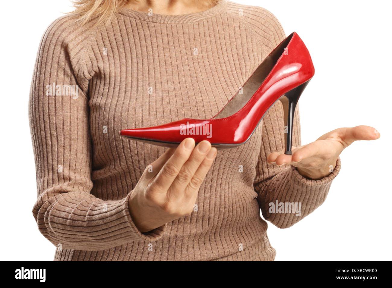 Donna che tiene una scarpa rossa con tacco alto isolata su sfondo bianco Foto Stock