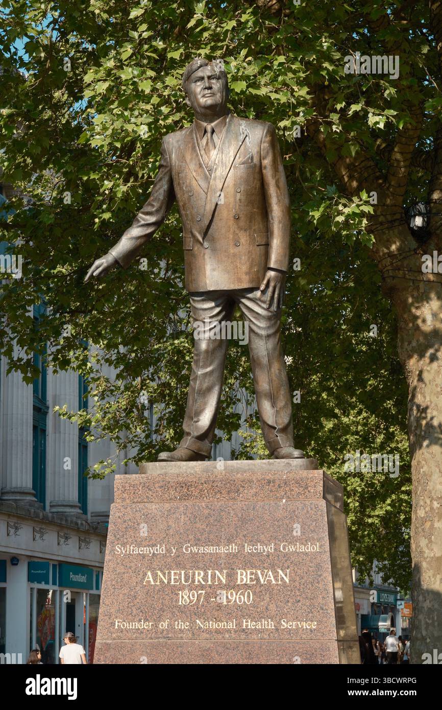 Cardiff, South Glamorgan, Galles, Europa - 09 maggio 2025: Statua di Aneurin Bevan in Queen Street Foto Stock