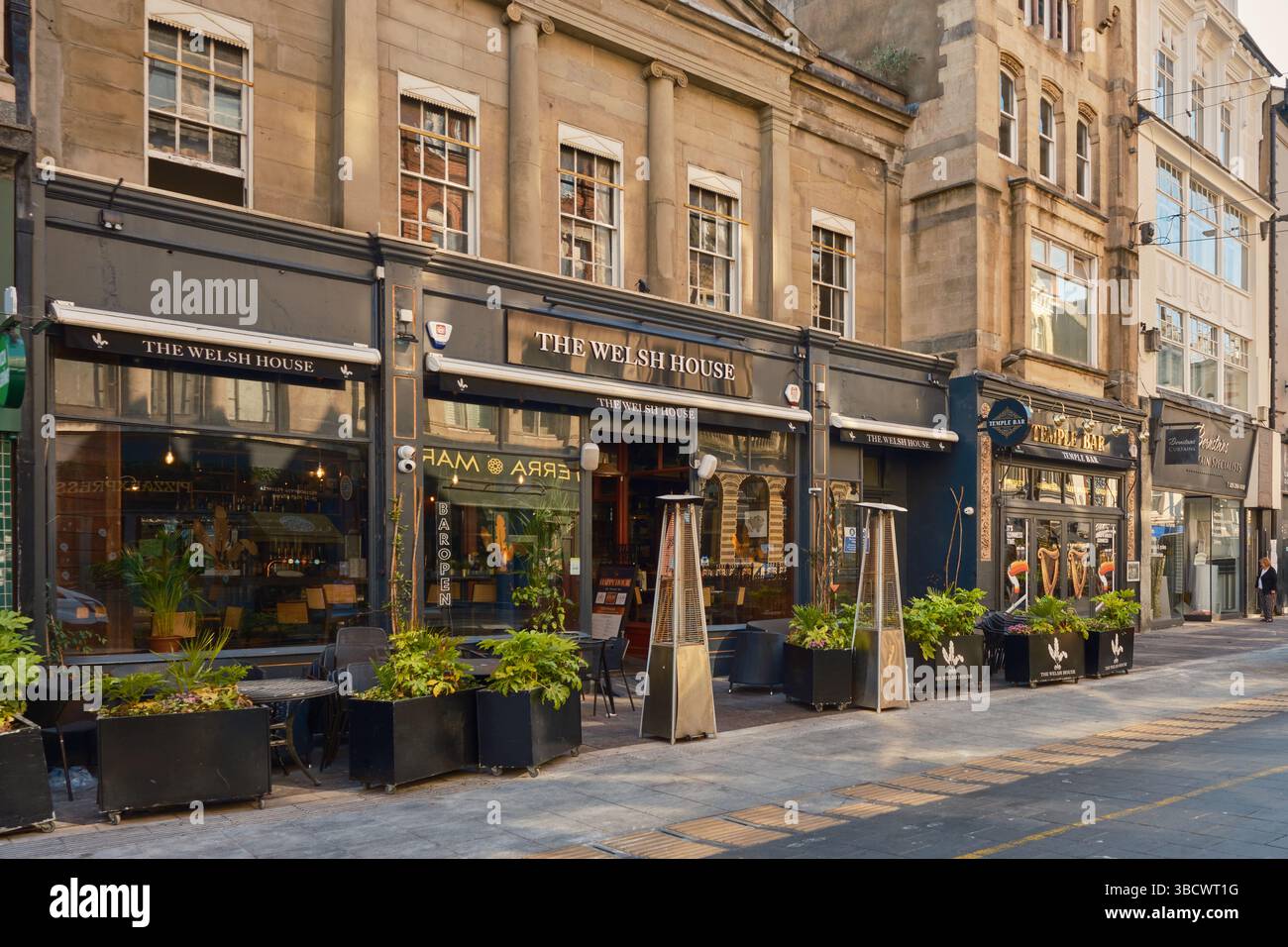 Vista frontale della Welsh House, bar e ristorante nel centro di Cardiff, con piante e posti a sedere all'aperto nelle giornate di sole, vista dalla strada. Foto Stock