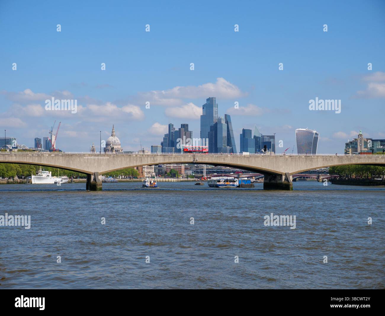 Waterloo Bridge e i grattacieli dello skyline della City of London, Regno Unito Foto Stock