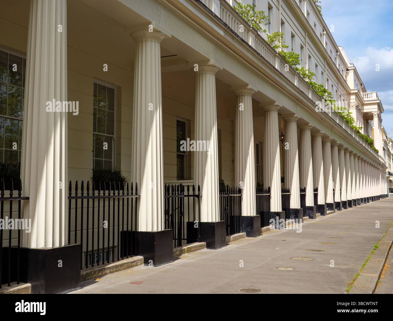 Fila di case in Eaton Square nell'esclusivo quartiere di Belgravia, SW1, Londra, Regno Unito Foto Stock