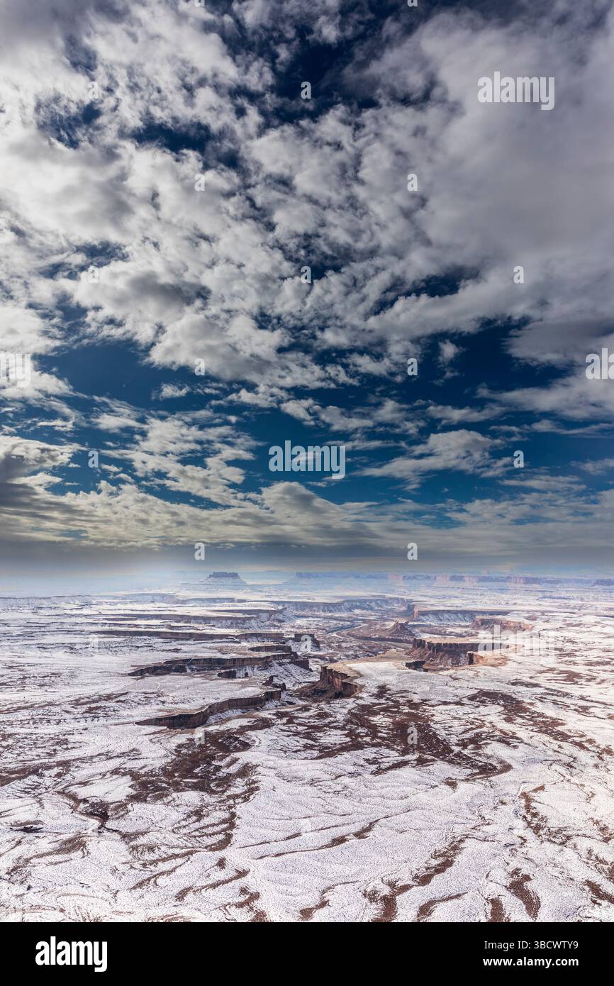 Una leggera nevicata e un terreno a contrasto di colore arancione caratterizzano l'aspro paesaggio del Parco Nazionale delle Canyonlands. Foto Stock