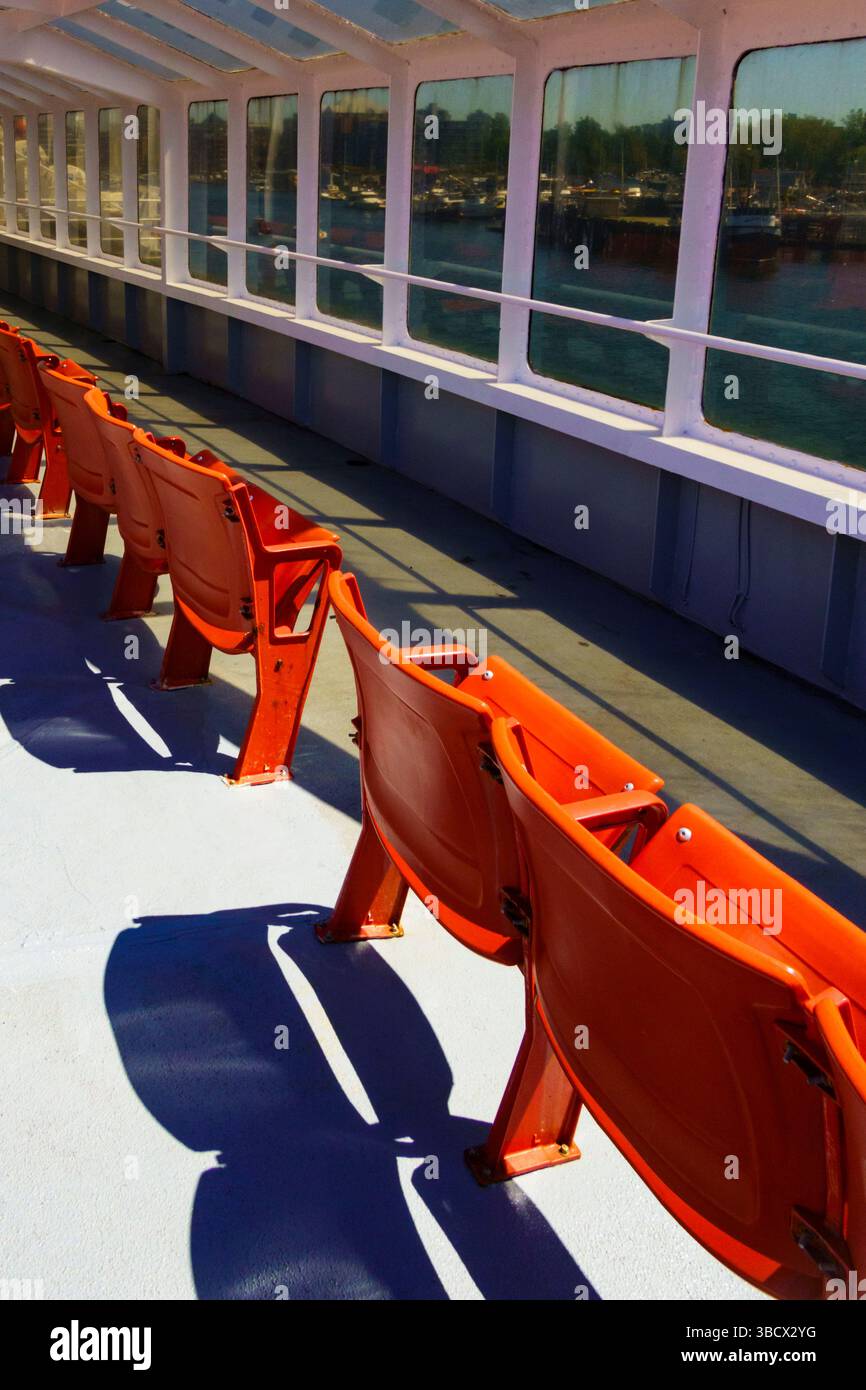 Sedie vuote sul Black Ball Ferry, Port Angeles, Stato di Washington, Stati Uniti. Foto Stock