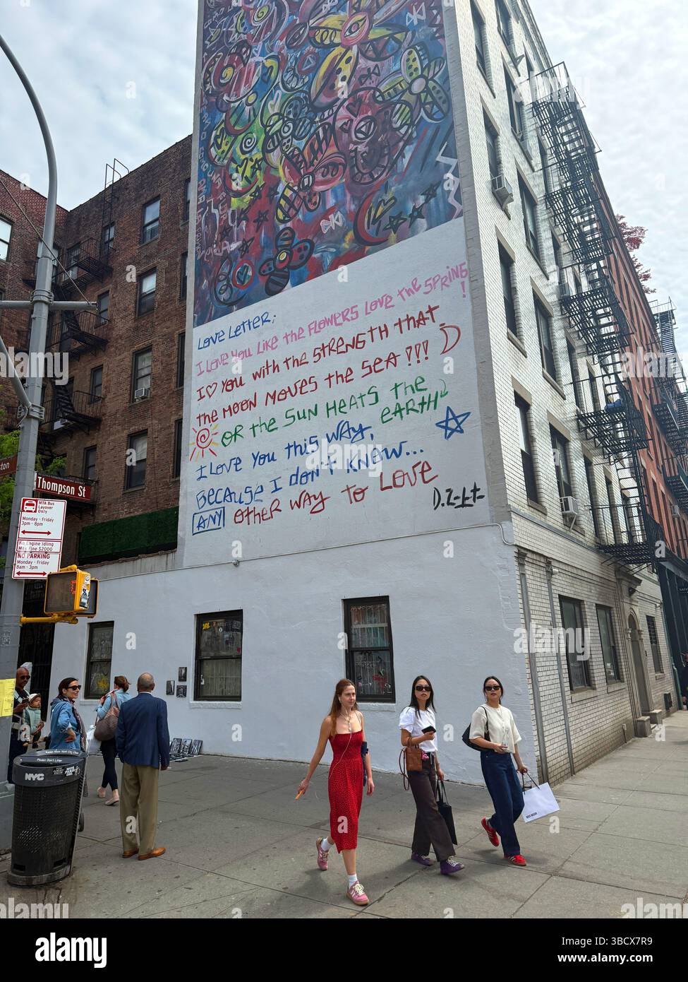 Angolo tra Thompson Street e Houston Street nel quartiere SOHO di New York City. Foto Stock