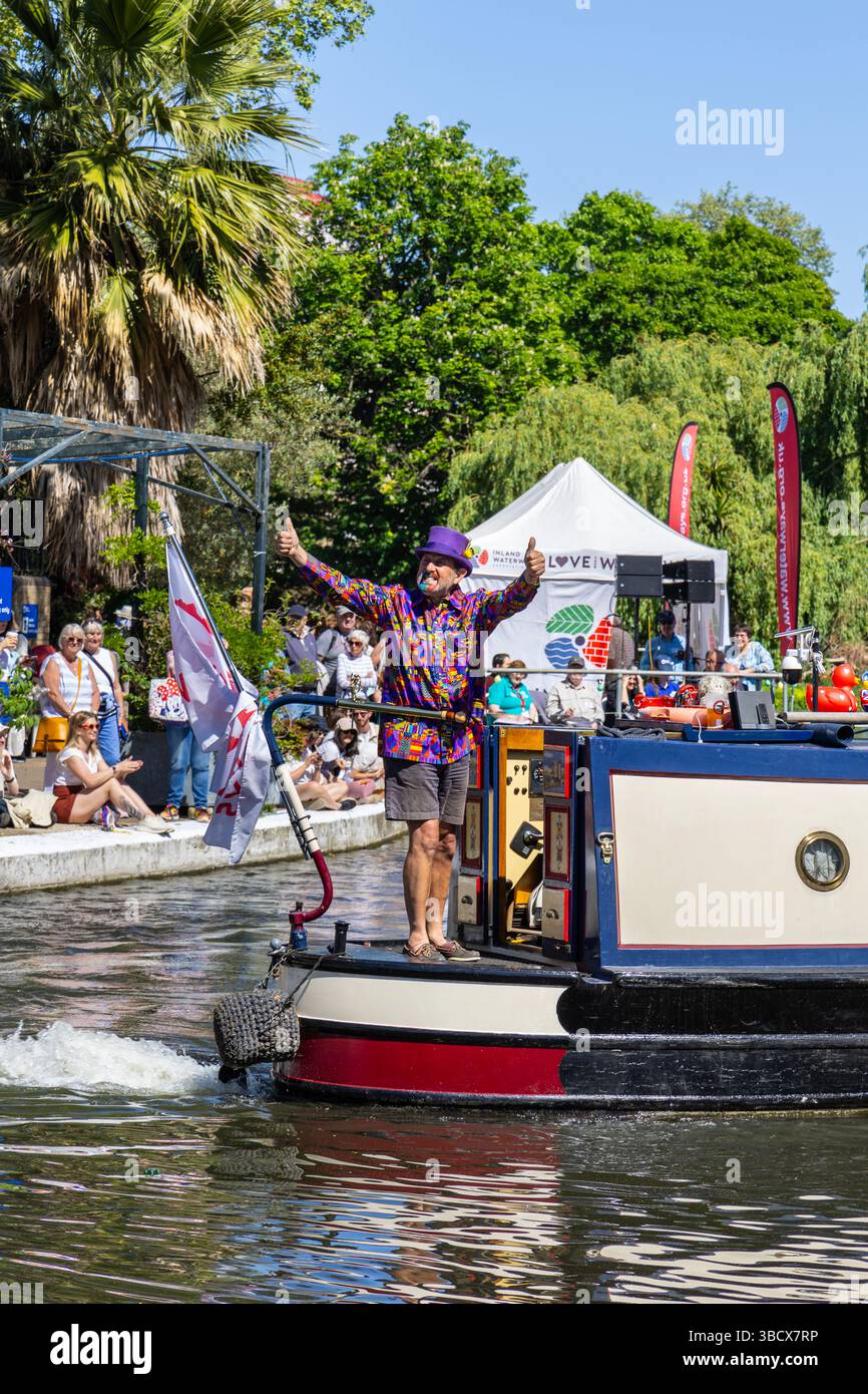 Barca che partecipa al concorso di barche sul canale durante l'IWA Canalway Cavalcade 2025, Londra, Inghilterra Foto Stock