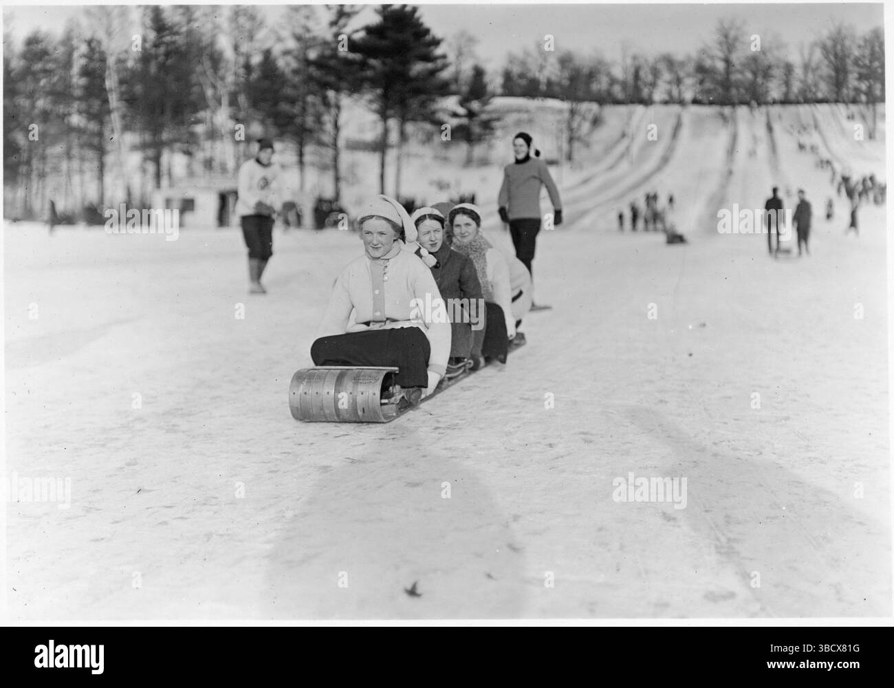 Gruppo di persone che scivolano presso gli scivoli per toboga, High Park, Toronto. Archive Canadian Sports Photograph, 1909 circa, credito: John Boyd Foto Stock