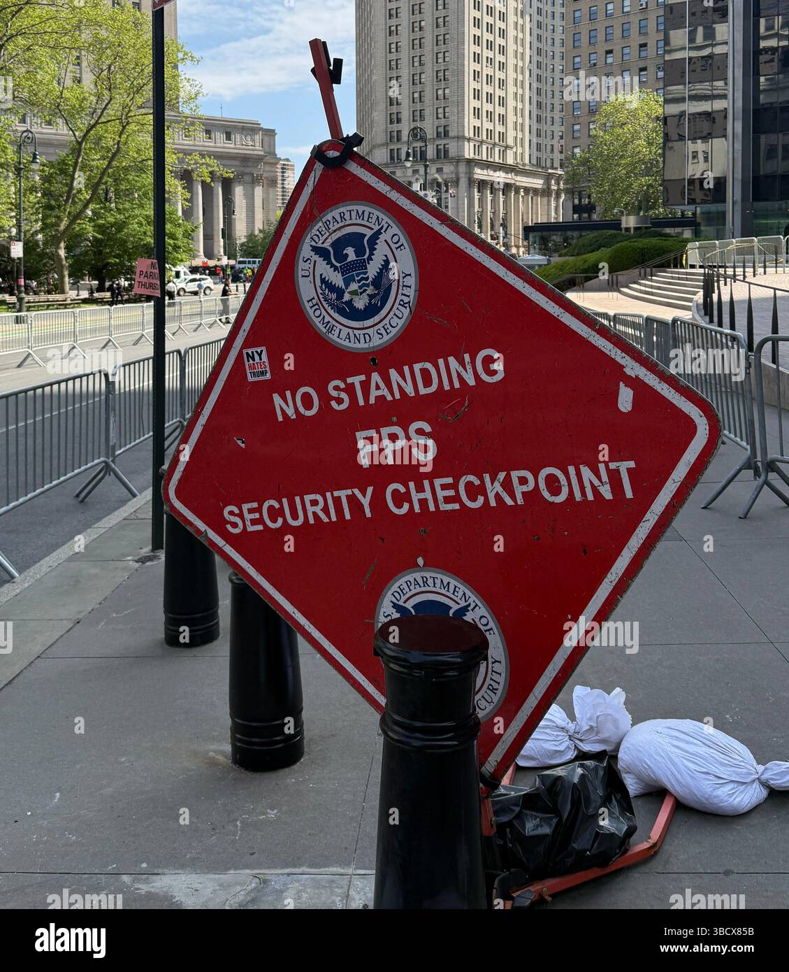 Il checkpoint del Dipartimento della sicurezza interna DEGLI STATI UNITI lungo Center Street, dove ci sono molti edifici governativi a Lower Manhattran, New York. Foto Stock