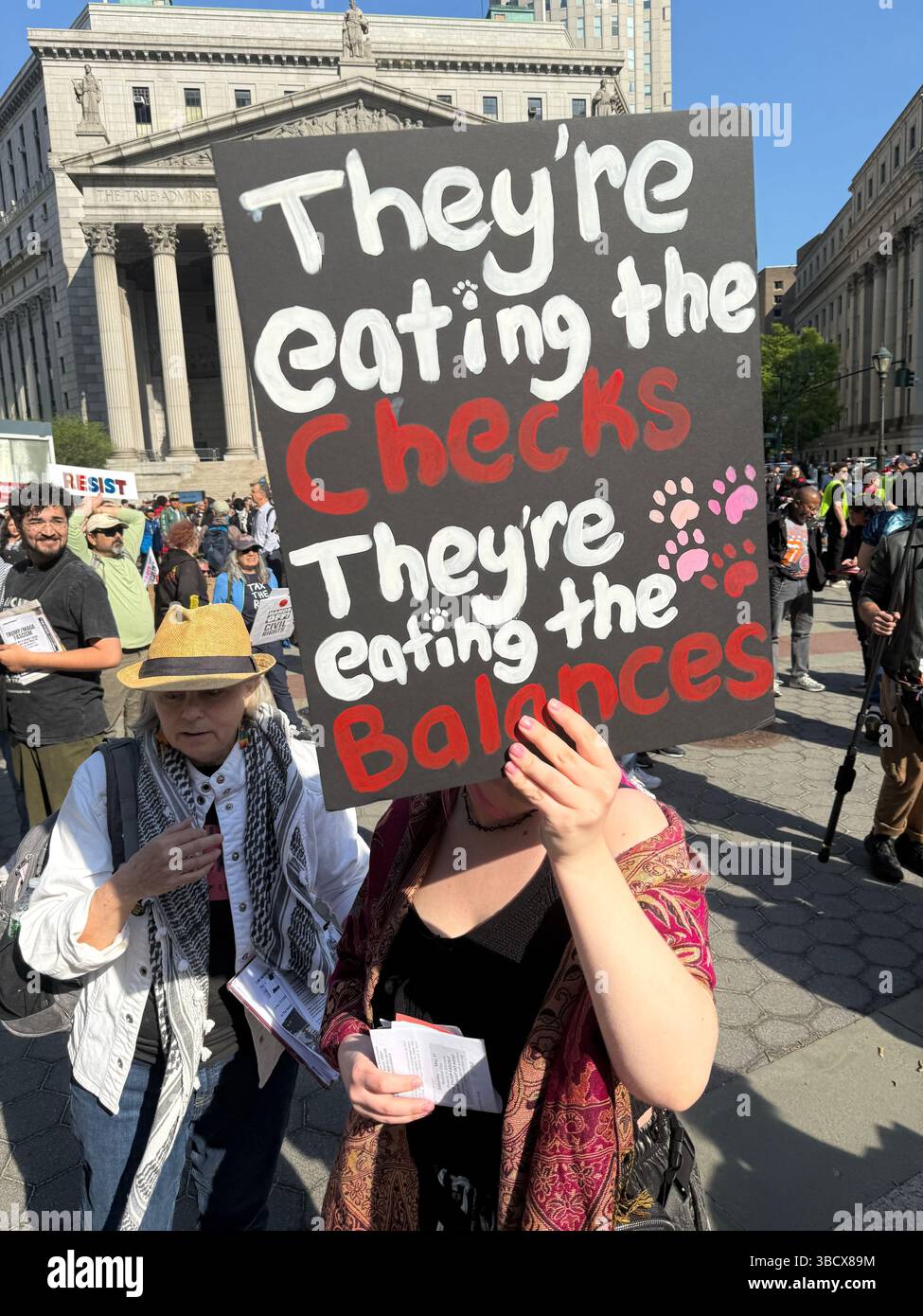 I lavoratori e i membri sindacali si radunano il giorno di maggio per la solidarietà nella protezione dei diritti e dei salari dei lavoratori con la nuova amministrazione Trump al potere. Foley Square, New York. Foto Stock