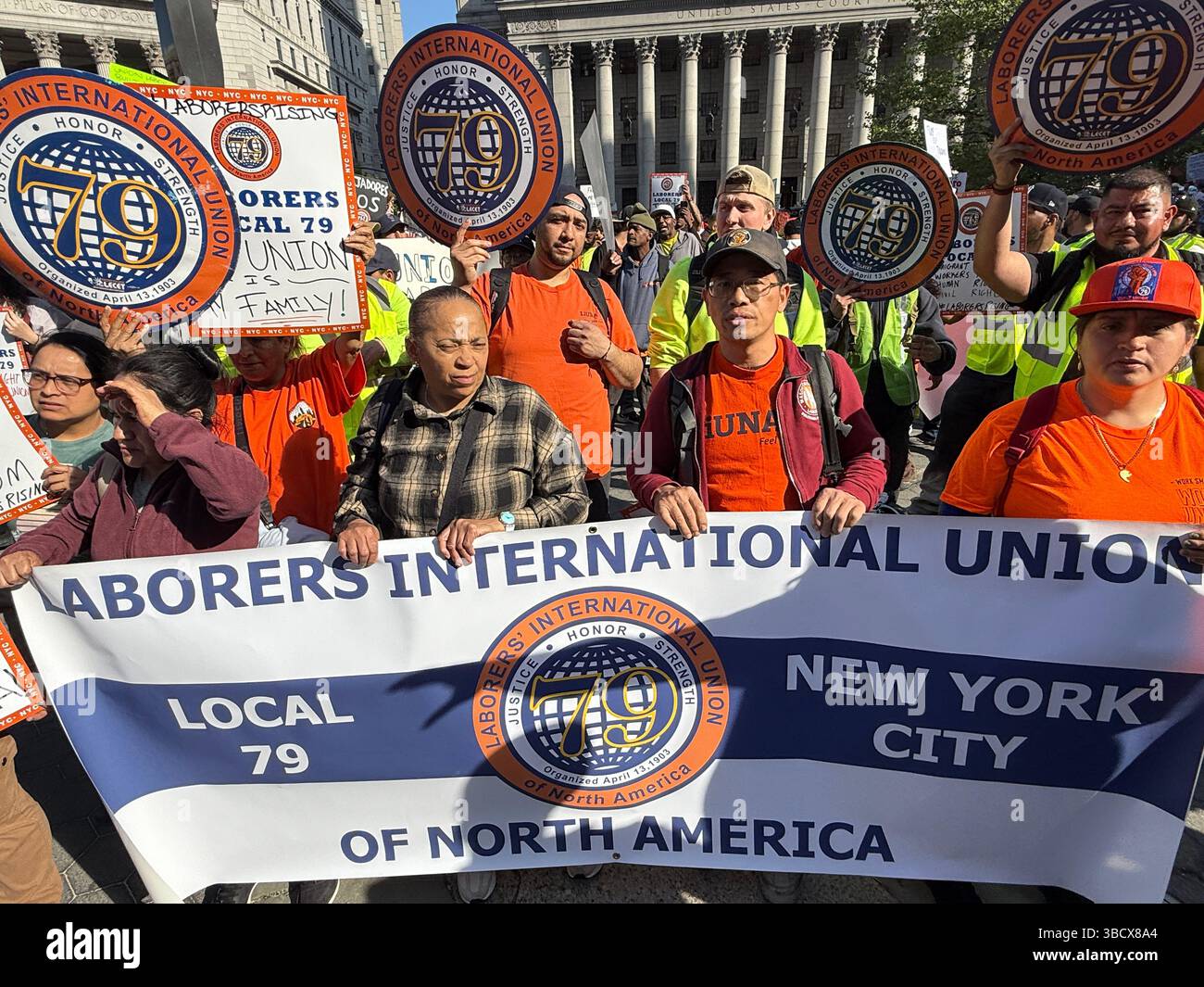 I lavoratori e i membri sindacali si radunano il giorno di maggio per la solidarietà nella protezione dei diritti e dei salari dei lavoratori con la nuova amministrazione Trump al potere. Foley Square, New York. Foto Stock