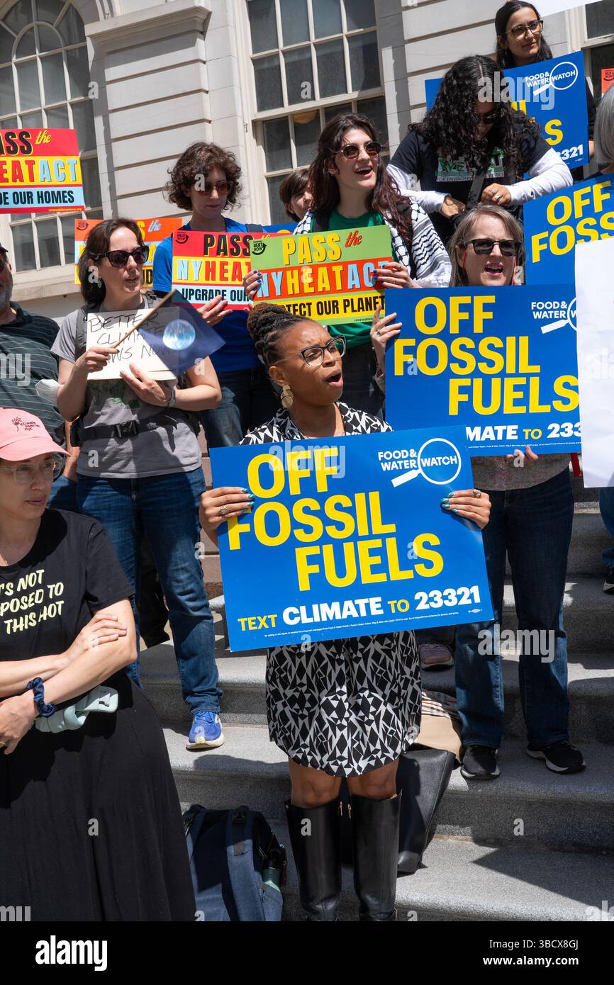 Il raduno della giornata della Terra sui gradini del municipio di New York per sostenere l'approvazione del NY HEAT Act, che abbasserà le bollette energetiche e porrà fine ai massicci sussidi all'industria del gas frantumato. Foto Stock