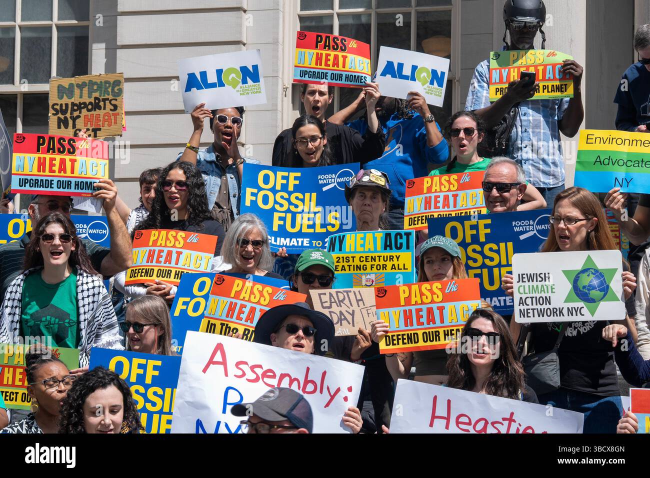 Il raduno della giornata della Terra sui gradini del municipio di New York per sostenere l'approvazione del NY HEAT Act, che abbasserà le bollette energetiche e porrà fine ai massicci sussidi all'industria del gas frantumato. Foto Stock