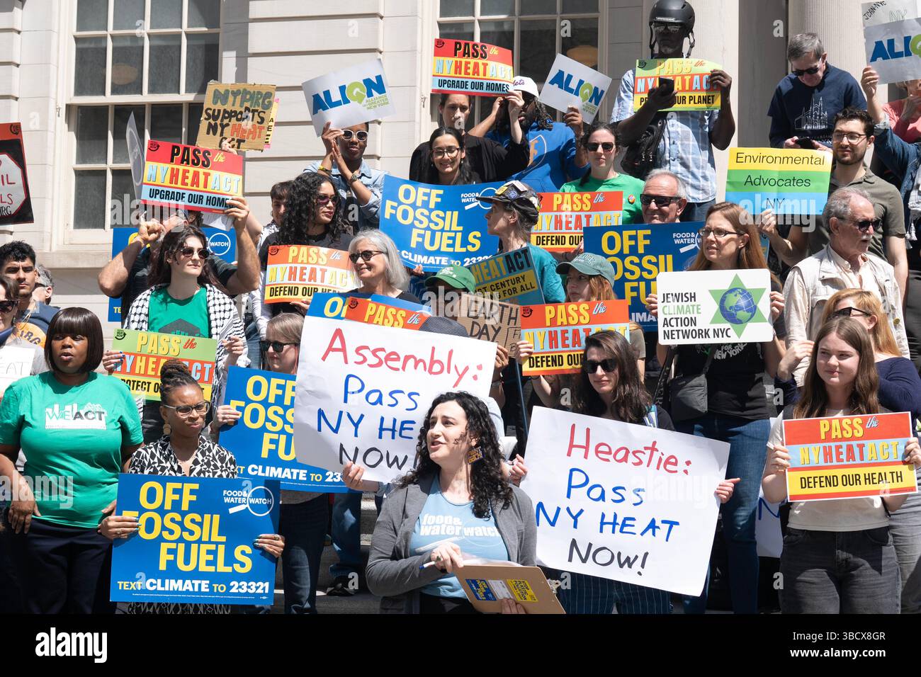 Il raduno della giornata della Terra sui gradini del municipio di New York per sostenere l'approvazione del NY HEAT Act, che abbasserà le bollette energetiche e porrà fine ai massicci sussidi all'industria del gas frantumato. Foto Stock