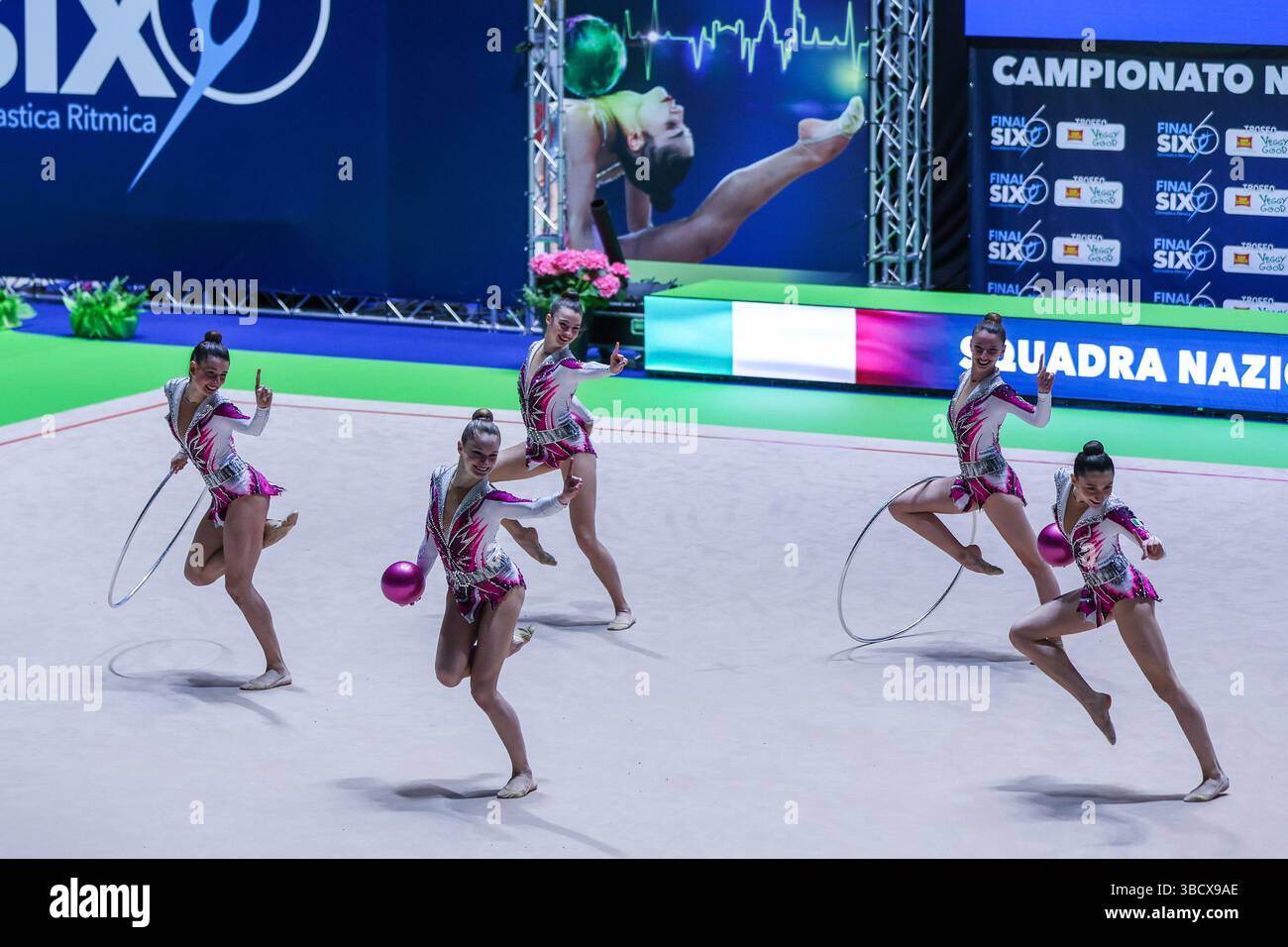 Torino, Italia. 17 maggio 2025. Gruppo italiano visto durante la Rhythmic Gymnastics FGI Final Six 2025 al Palasport Gianni Asti (ex Ruffini) credito: dpa/Alamy Live News Foto Stock