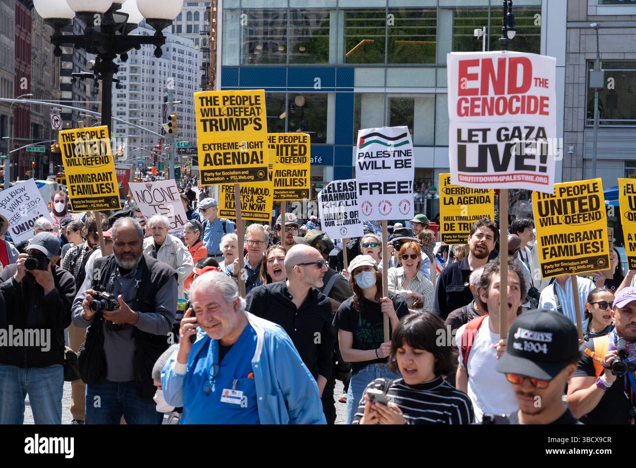 I lavoratori e i membri sindacali si radunano il giorno di maggio per la solidarietà nella protezione dei diritti e dei salari dei lavoratori con la nuova amministrazione Trump al potere. Union Square, New York City. Foto Stock