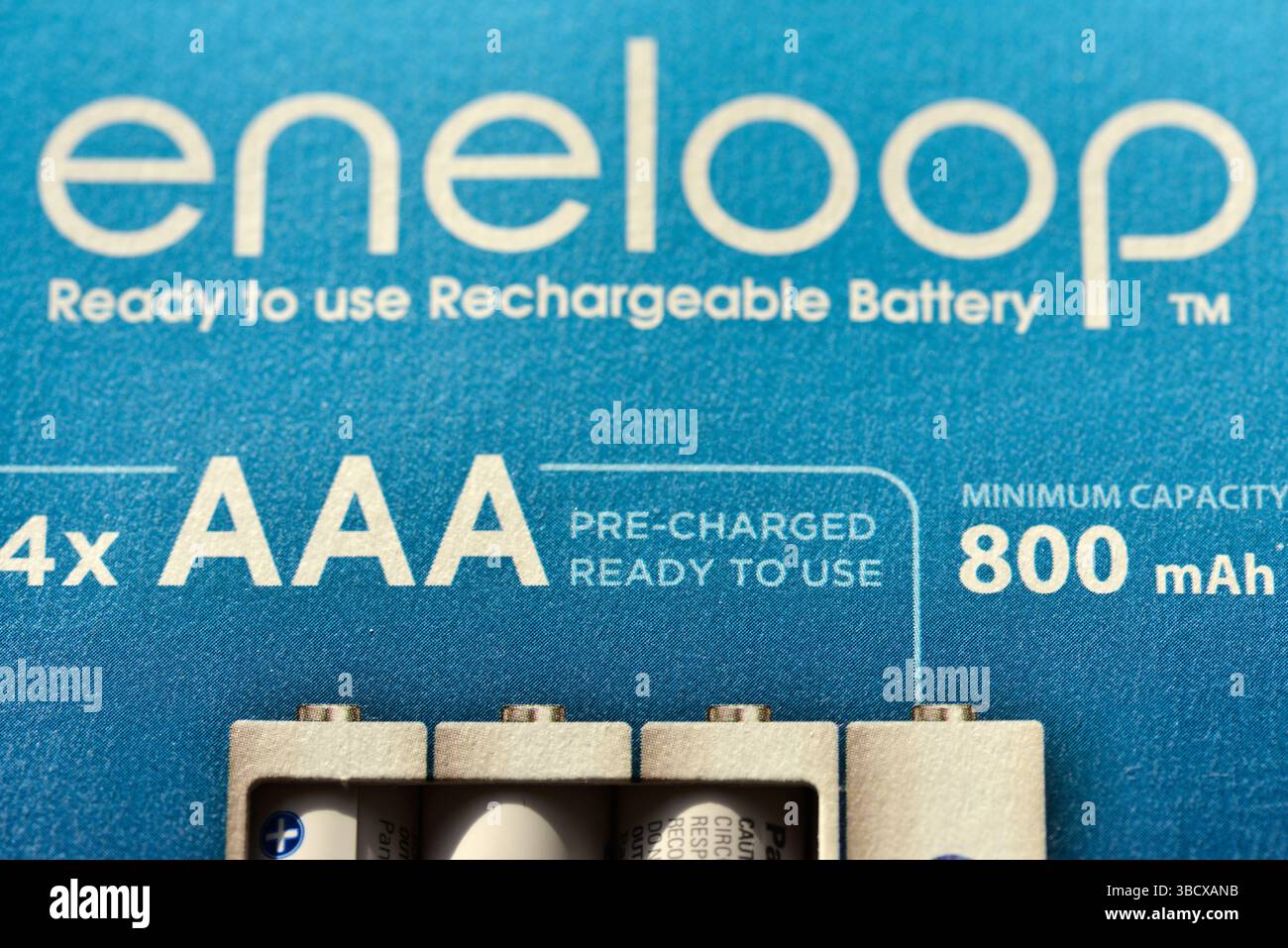La confezione di batterie ricaricabili AAA Panasonic Eneloop offre una capacità di 800 mAh, celle pre-caricate a bassa autoscarica, ecocompatibili Foto Stock