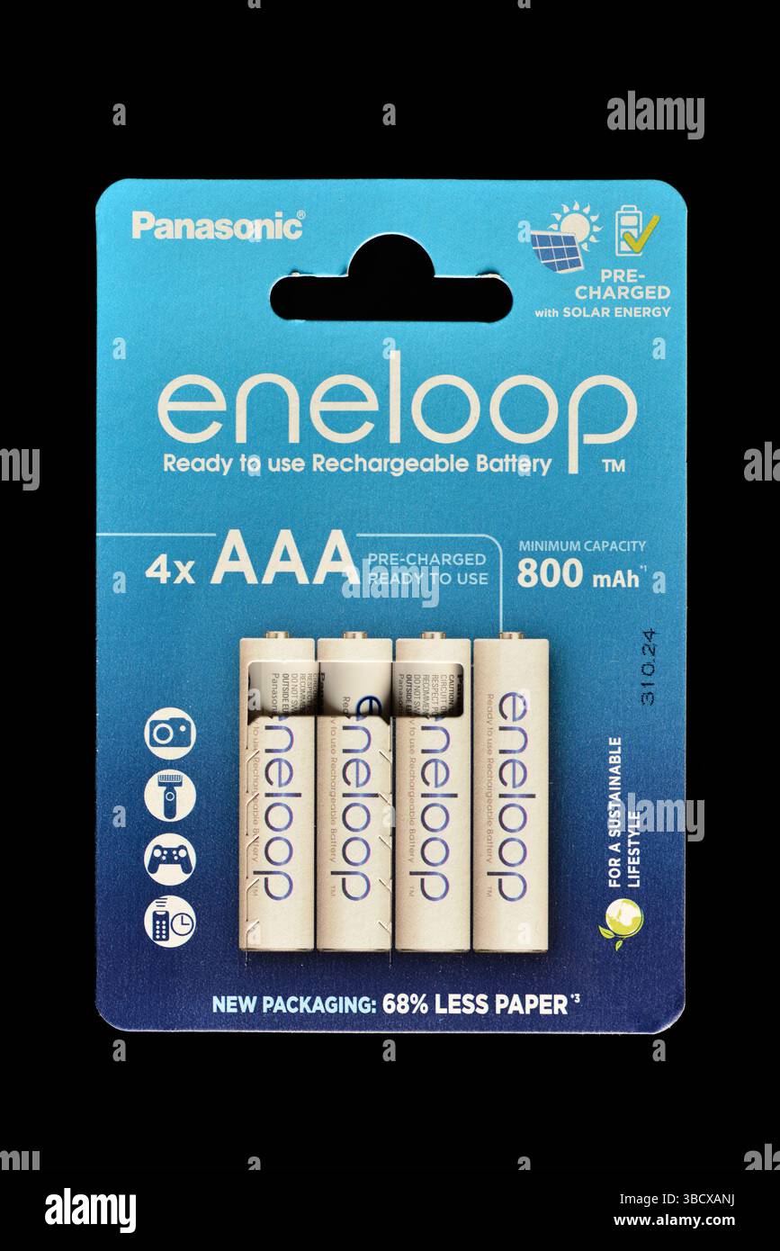 Confezione batterie ricaricabili AAA Panasonic Eneloop, 800 mAh, mostrata in confezione ecologica originale, isolata su sfondo nero Foto Stock