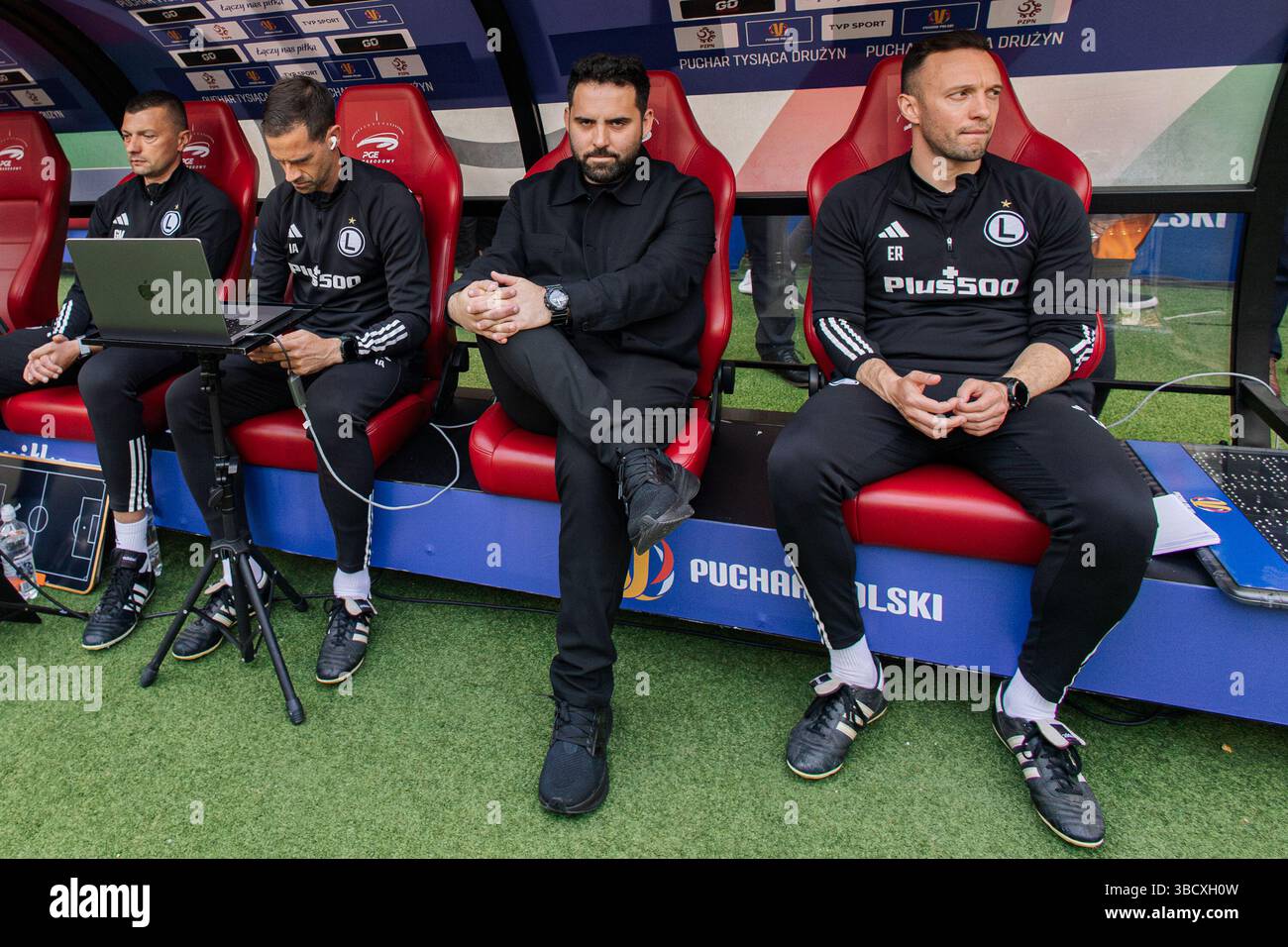 (Da L a R) Grzegorz Mokry (assistente), Inaki Astiz (assistente), Goncalo Feio (allenatore), Emanuel Ribeiro (assistente allenatore) di Legia visto durante Foto Stock
