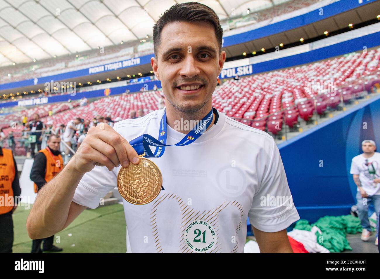 Bartosz Kapustka di Legia posa per una foto con medaglia d'oro durante la finale di Coppa di Polonia 2025 partita tra Pogon Szczecin e Legia Warszawa al PGE Na Foto Stock