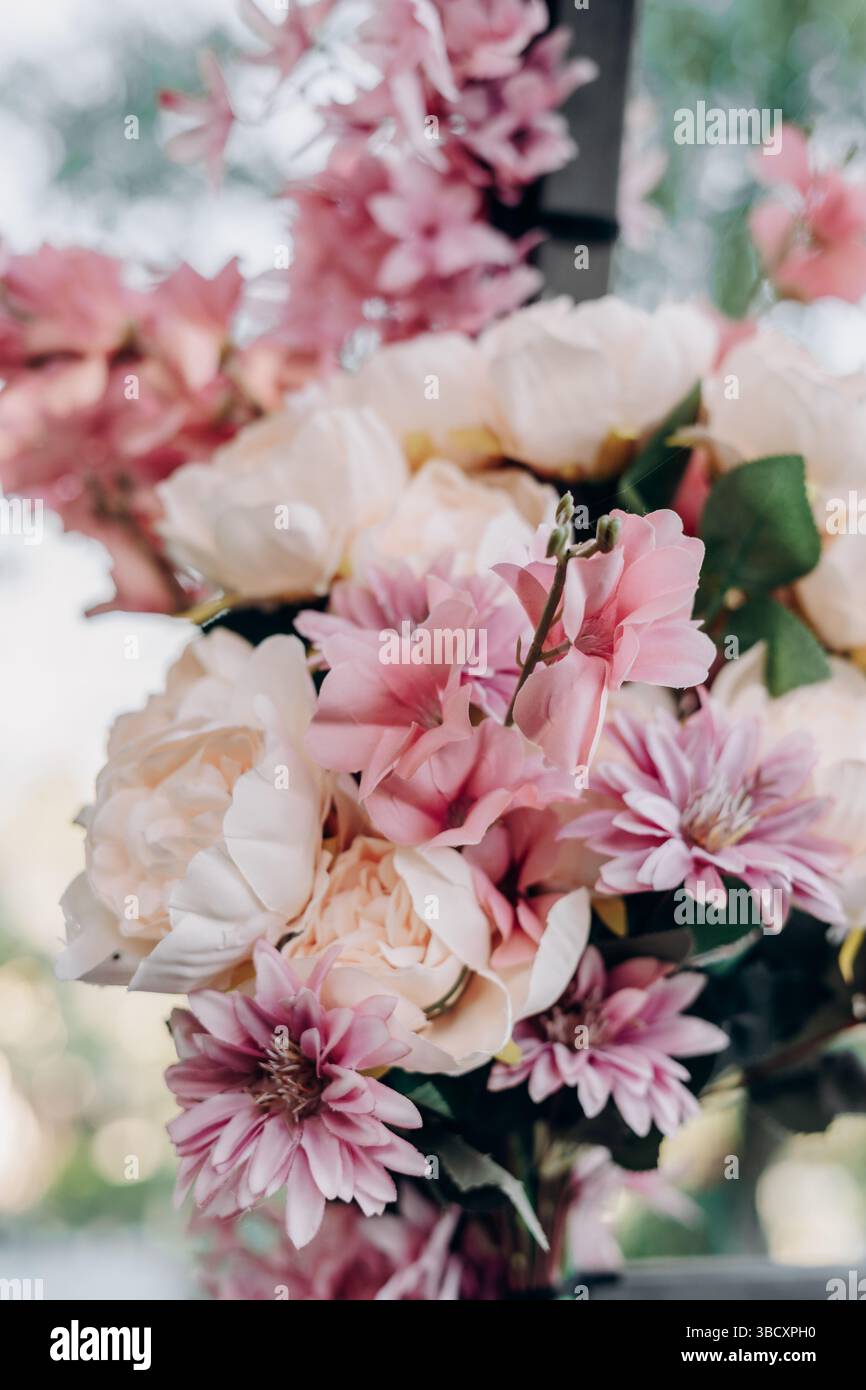 Romantico bouquet di fiori artificiali rosa bianco e blush, morbide peonie rose e crisantemi, decorazione nuziale, giardino floreale primaverile Foto Stock