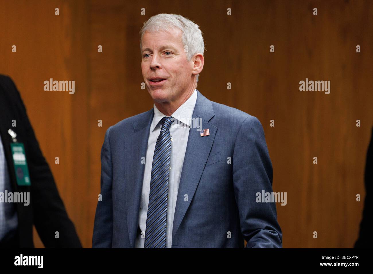 Christopher Wright, Segretario del Dipartimento dell'energia, è visto davanti a un'audizione della sottocommissione per gli stanziamenti del Senato sull'energia e lo sviluppo idrico sulla proposta di bilancio del presidente Trump per il Dipartimento dell'energia a Washington DC, mercoledì 21 maggio 2025. La proposta di bilancio del presidente Trump per il Dipartimento dell'energia richiede un taglio di quasi il 10% del budget del dipartimento. Il Segretario Wright ha supervisionato i cambiamenti dai sussidi per le energie rinnovabili ai combustibili fossili. (Foto di Aaron Schwartz/Sipa USA) Foto Stock