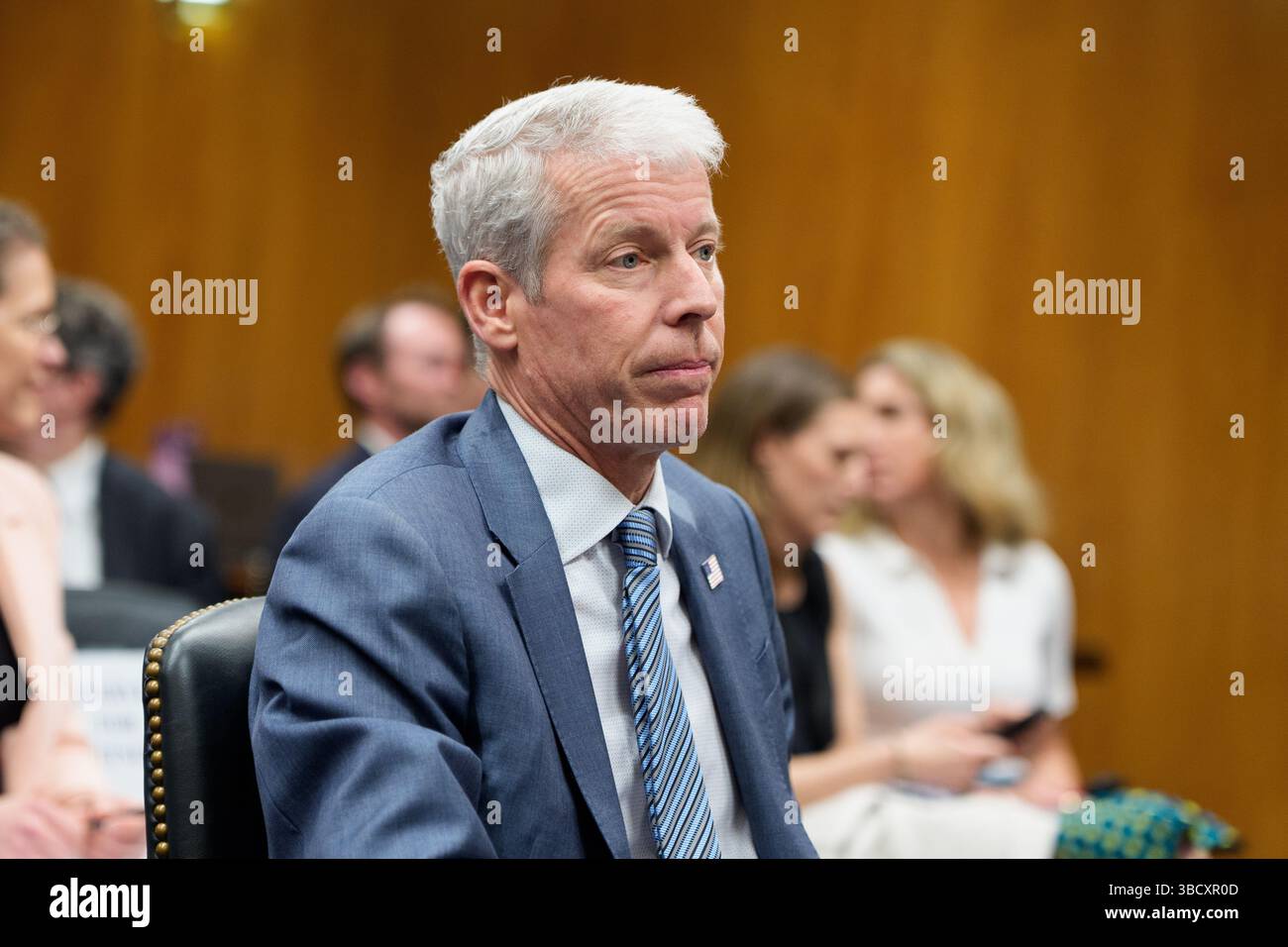 Christopher Wright, Segretario del Dipartimento dell'energia, è visto davanti a un'audizione della sottocommissione per gli stanziamenti del Senato sull'energia e lo sviluppo idrico sulla proposta di bilancio del presidente Trump per il Dipartimento dell'energia a Washington DC, mercoledì 21 maggio 2025. La proposta di bilancio del presidente Trump per il Dipartimento dell'energia richiede un taglio di quasi il 10% del budget del dipartimento. Il Segretario Wright ha supervisionato i cambiamenti dai sussidi per le energie rinnovabili ai combustibili fossili. (Foto di Aaron Schwartz/Sipa USA) Foto Stock