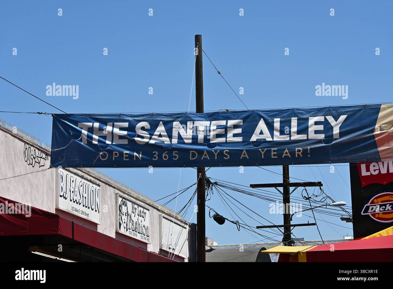 LOS ANGELES, CALIFORNIA - 19 MAGGIO 2025: Striscione su Santee Alley, una vivace area commerciale all'interno del quartiere DELLA moda DI LOS ANGELES, nota per i suoi negozi a prezzi convenienti Foto Stock