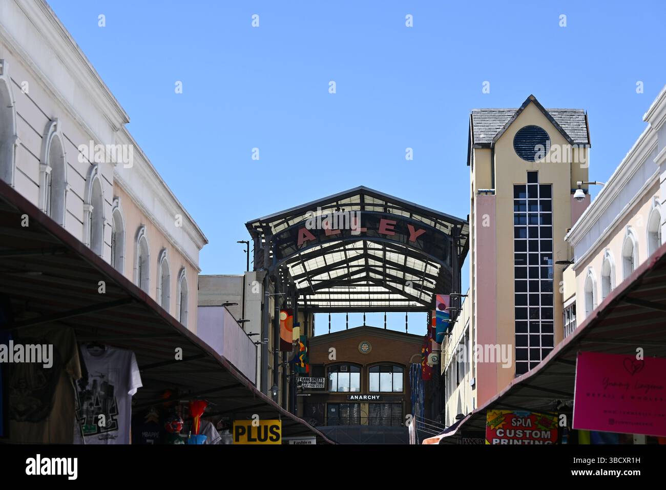 LOS ANGELES, CALIFORNIA - 19 MAGGIO 2025: Santee Alley, una vivace area commerciale all'interno del quartiere DELLA moda DI LOS ANGELES, conosciuta per i suoi negozi a prezzi convenienti e la sua variegata varietà Foto Stock