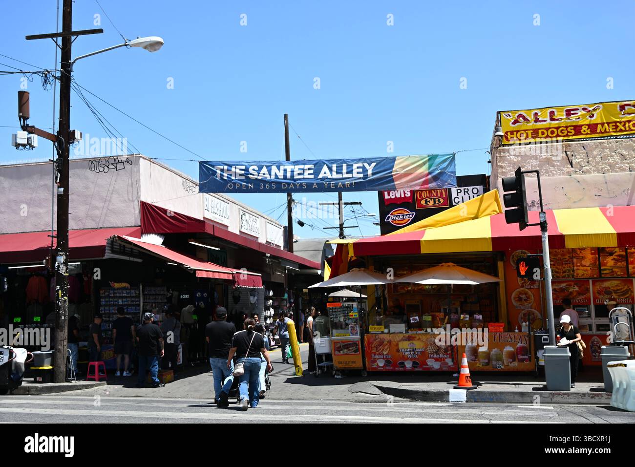 LOS ANGELES, CALIFORNIA - 19 MAGGIO 2025: Amanti dello shopping a Santee Alley, una vivace area commerciale all'interno del quartiere DELLA moda DI LOS ANGELES, nota per i suoi negozi a prezzi convenienti Foto Stock
